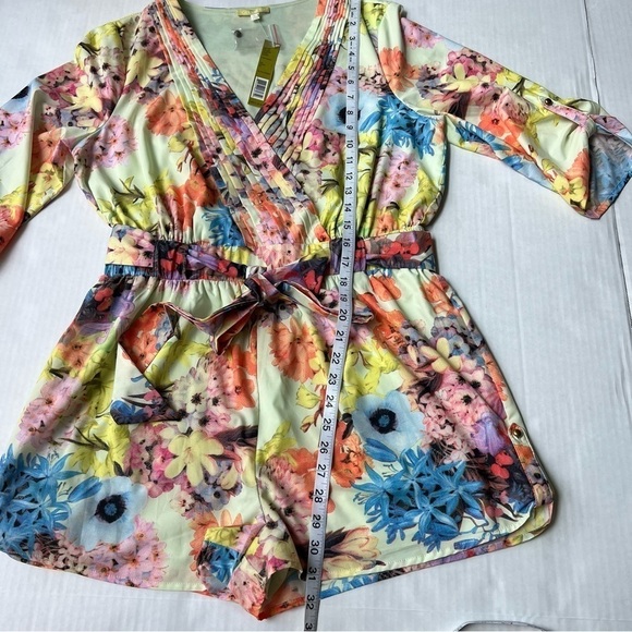 Gianni Bini floral Erynn Romper foam bouquet v neck waist tie size large - Picture 15 of 16